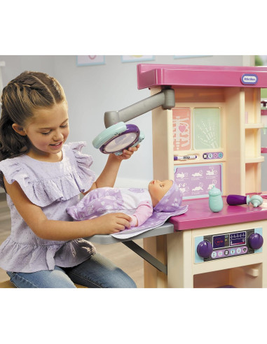 Centro de Cuidado de Bebés Little Tikes con Muñeca y Accesorios