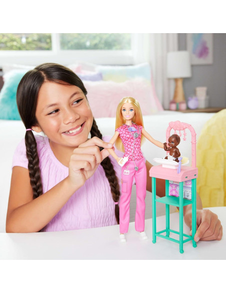 Muñeca Barbie Doctor con Bebé y Accesorios - Scrubs Rosados Muñeca Barbie Doctor con Bebé y Accesorios - Scrubs Rosados