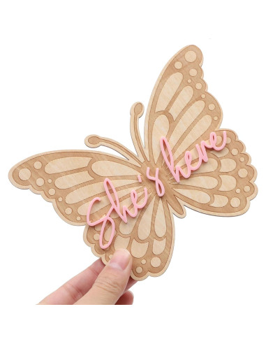 Cartel de Madera Mariposa She's Here - Anuncio de Nacimiento
