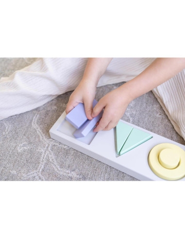 Clasificador de Formas de Madera Montessori CeCe LaRue 29.85x10.16cm