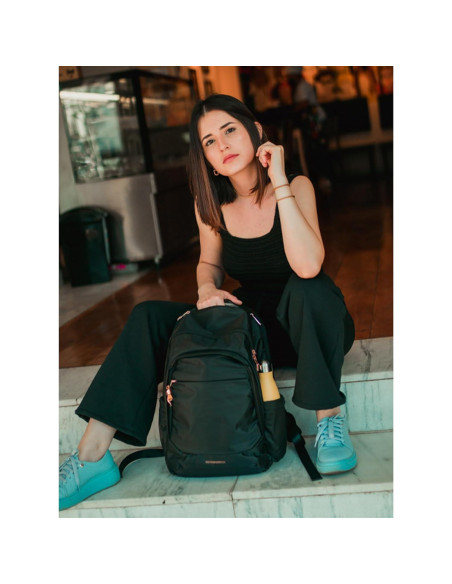 Mochila LIGHT FLIGHT 15.6" Negra Resistente al Agua Mochila LIGHT FLIGHT 15.6" Negra Resistente al Agua