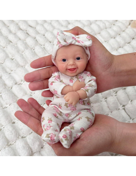Muñeca Reborn Niña Sonriente 17.78 cm Silicona con Accesorios Muñeca Reborn Niña Sonriente 17.78 cm Silicona con Accesorios