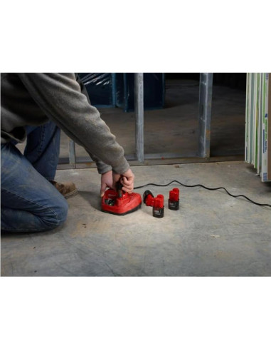 Cargador de Batería Milwaukee 12V Li-Ion 30 min compacto
