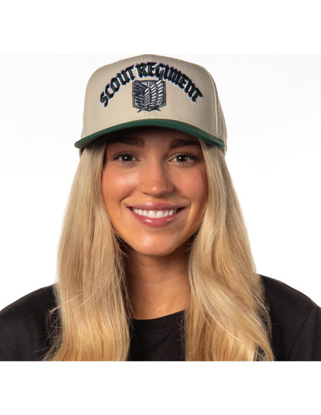 Gorra Snapback Bordada Ataque a los Titanes Beige Unisex Gorra Snapback Bordada Ataque a los Titanes Beige Unisex