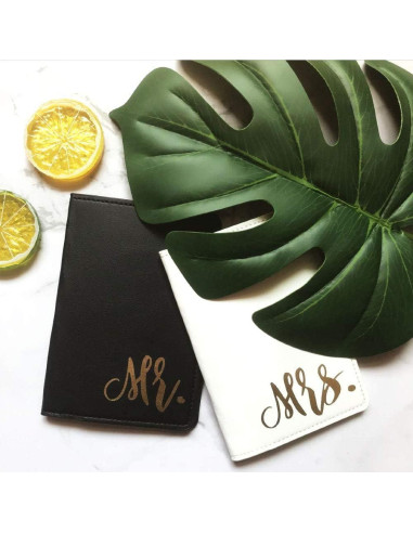 Soporte de Pasaporte y Etiquetas de Equipaje Mr. & Mrs. - KATIE LOXTON