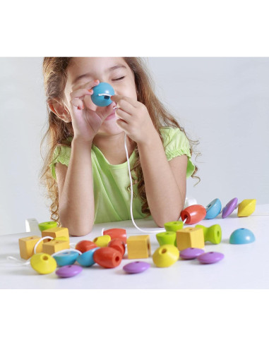 Cuentas de Enhebrar de Madera PlanToys - 30 Piezas, 6 Formas