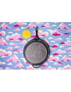 Sartén de Hierro Fundido Lodge 33.66 cm Dolly Parton Pre-Sazonada 2