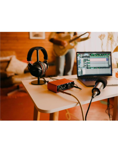 Interfaz de Audio USB Focusrite Scarlett Solo 4ta Gen + Auriculares + Cable XLR 7.62m