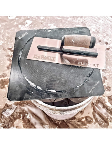Paleta de Yeso DEWALT 33 cm con Mango Ergonomico de Aluminio