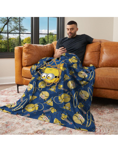Manta de Nubes Just Hanging Despicable Me 4 127x152cm