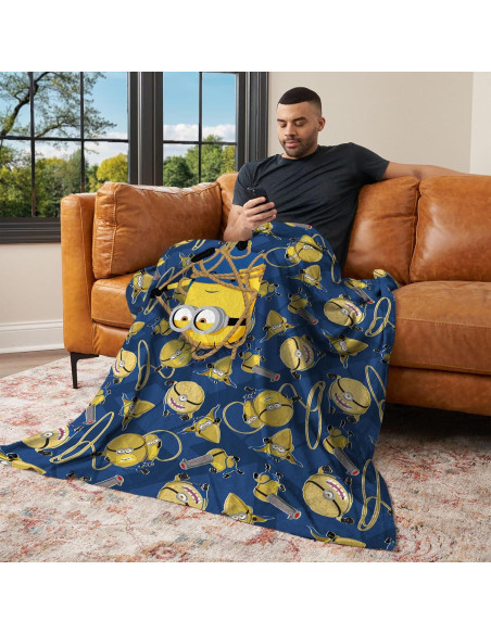 Manta de Nubes Just Hanging Despicable Me 4 127x152cm Manta de Nubes Just Hanging Despicable Me 4 127x152cm