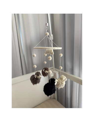 Móvil de Ovejas de Fieltro Hecho a Mano - Decoración Nórdica