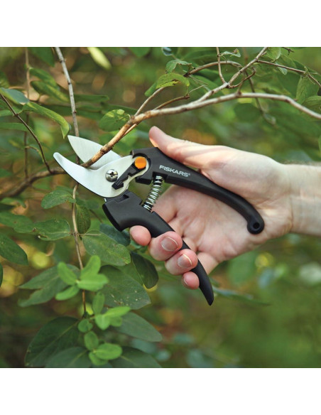 Tijera de Poda Fiskars de Acero Inoxidable 6.35 cm Negra Tijera de Poda Fiskars de Acero Inoxidable 6.35 cm Negra