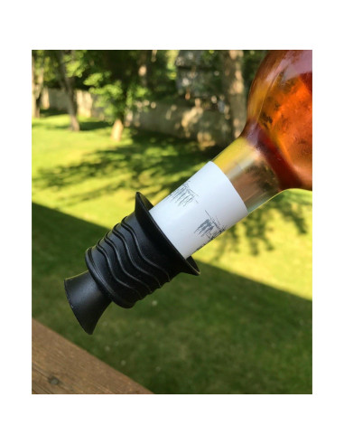 Tapón y Vertedor de Vino Simply Charmed de Silicona Negra 2 en 1